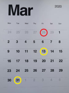 widok kartki z kalendarza z marca 2020 z zaznaczonymi na żółto datami 13 marca czyli wejścia w życie specustawy i 31 marca czyli dnia podpisania specustawy oraz na czerwono 28 lutego czyli datą od której działają już zapisy tej ustawy